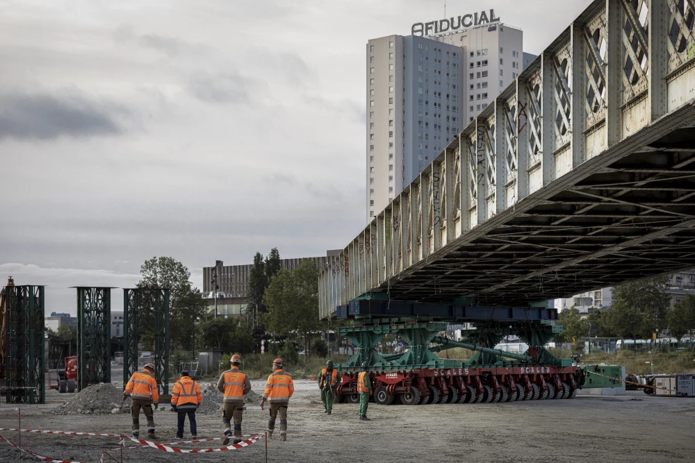 Démantèlement en cours d'un des ponts de la Porte de la Chapelle