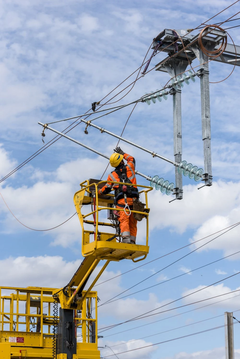 Installation de caténaires sur les voies en zone D