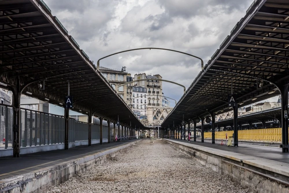 Voies sans ses rails au niveau de la Gare de Paris-Est