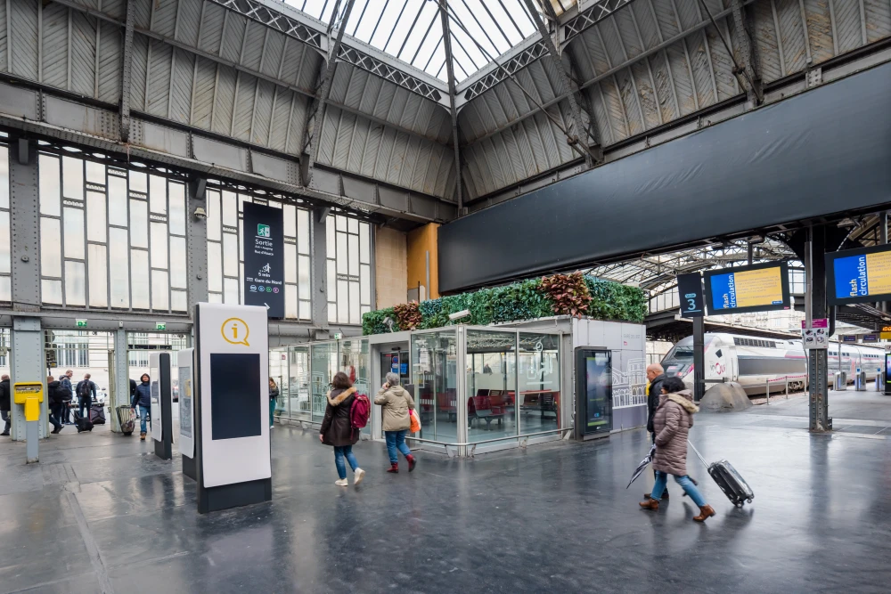 Hall d'accueil de la gare de Paris-Est au niveau des voies 1 à 5