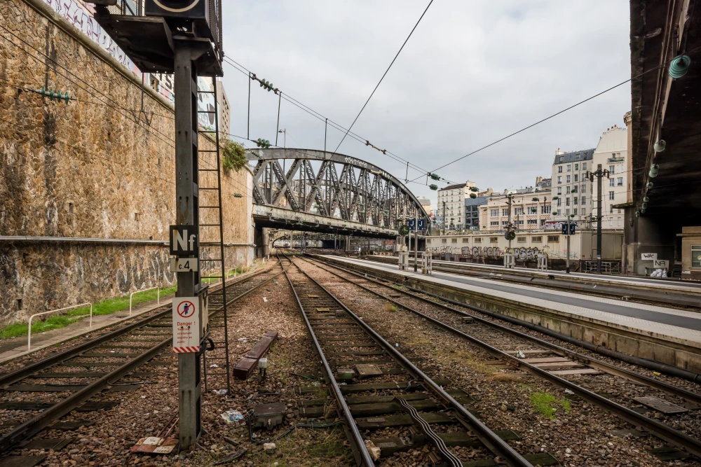 Voies ferrées au bout des quais de la gare de Paris-Est