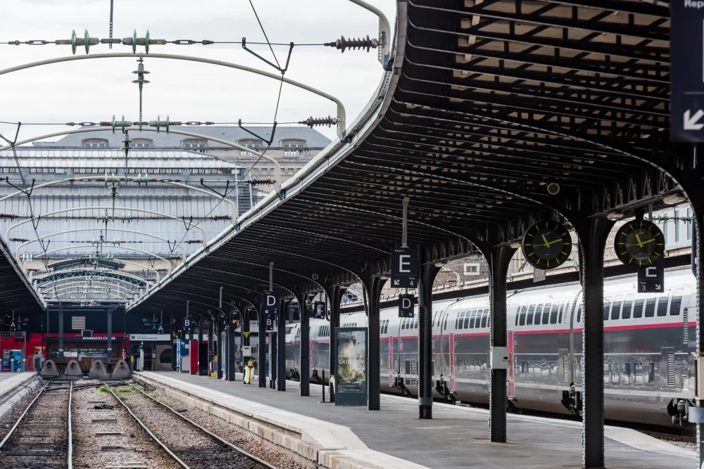 Vue des voies de sortie de la voie 3 en gare de Paris-Est