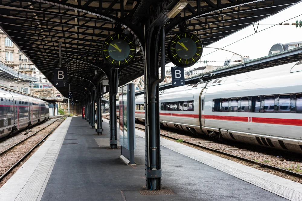 Vue du quai B entre les voies 3 et 4 de la gare de Paris-Est