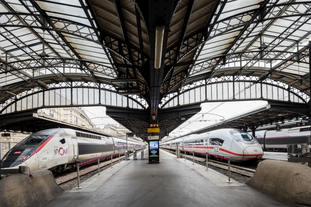 Vue du hall bers les quais de la gare de Paris-Est