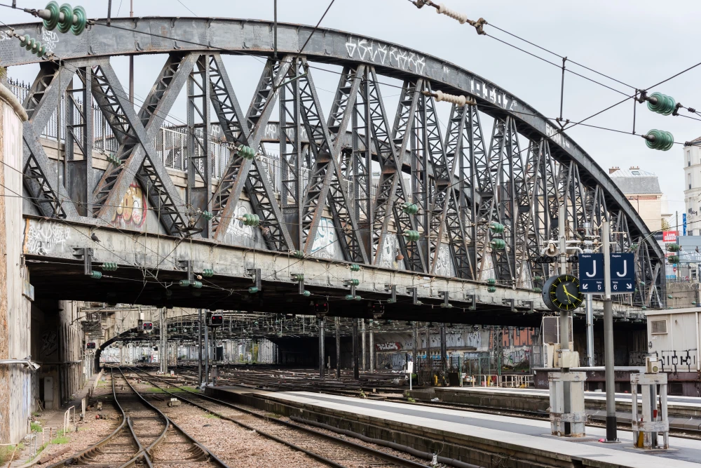 Vue du pont rue La Fayette au-dessus des voies de la gare de Paris-Est