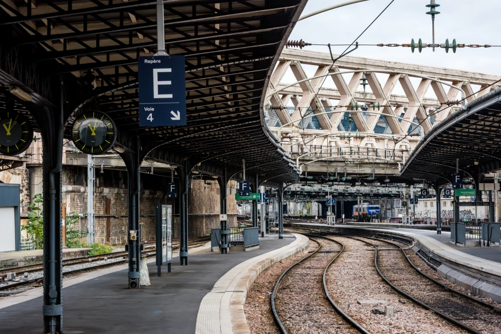 Vue des voies 1 à 4 sur les quais en gare de Paris-Est