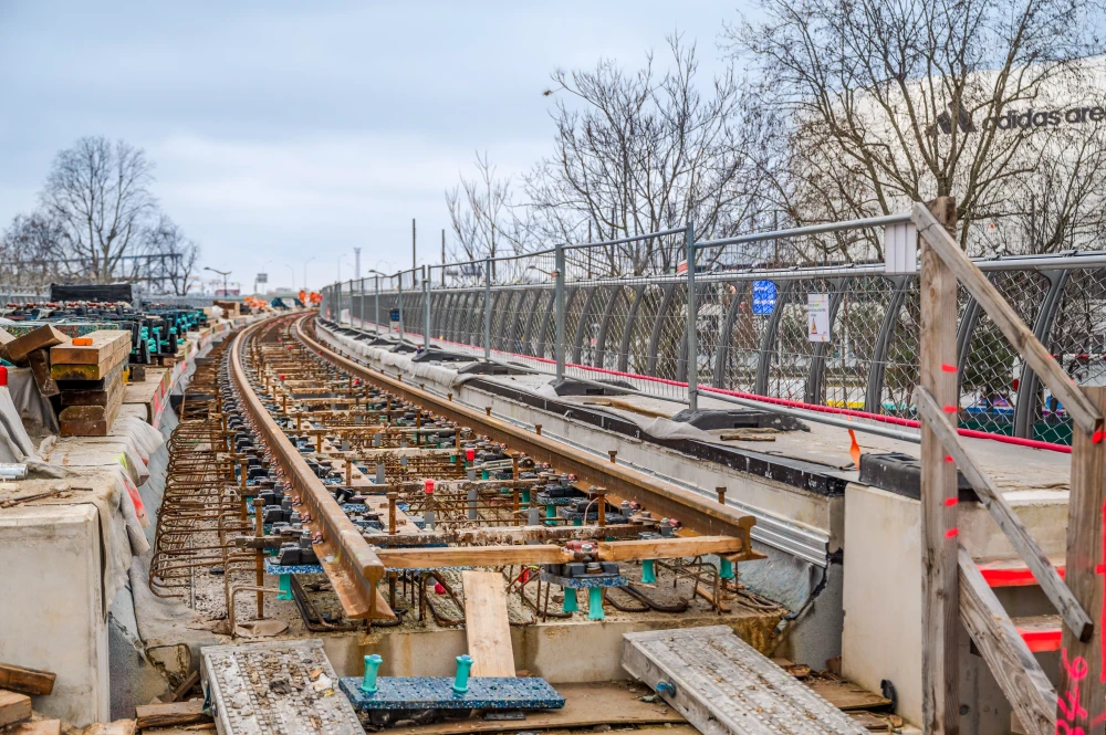 Pose des premières voies sur le nouveau pont de la Porte de la Chapelle