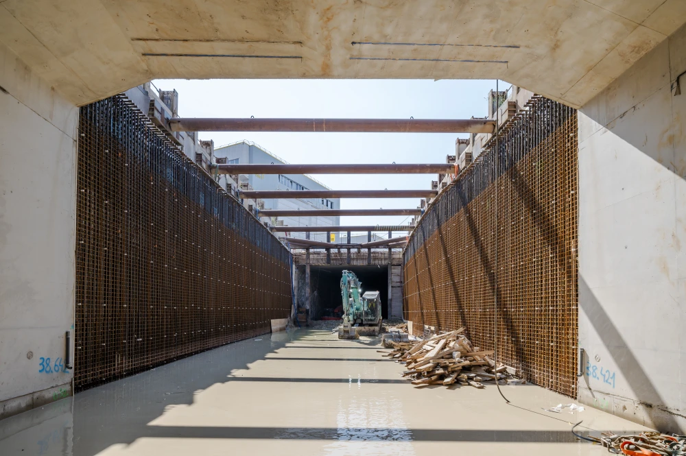 Vue de l'intérieur du tunnel au niveau de Cap 18 en cours de construction