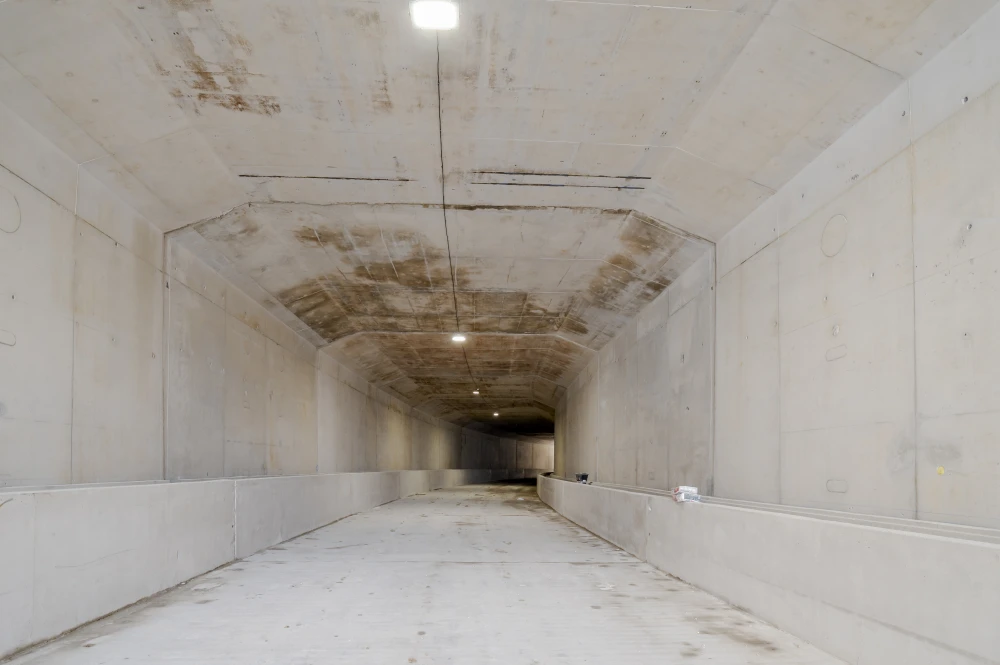 Vue de l'intérieur de la partie du tunnel finalisé sous Cap 18