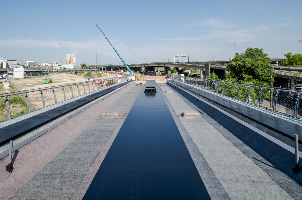 Vue de l'une des extrémités du nouveau pont de la Porte de la Chapelle