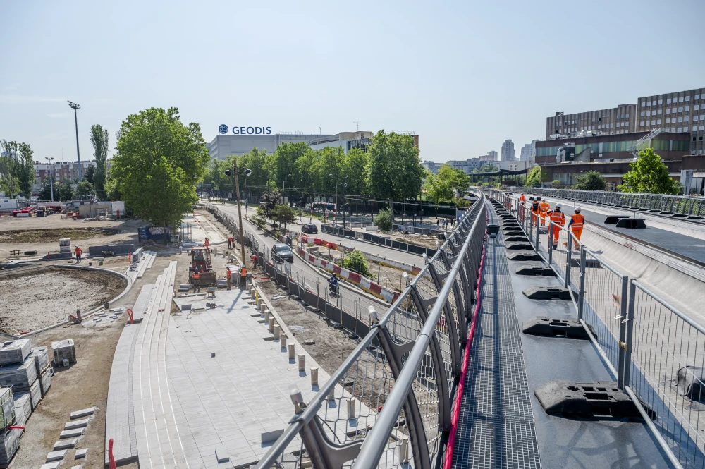 Les équipes inspectent la finalisation du pont de la Porte de la Chapelle