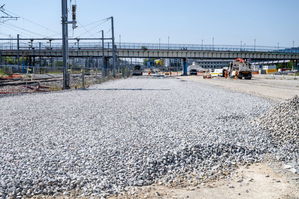 Pose du Ballast pour accueillir les voies en zone C