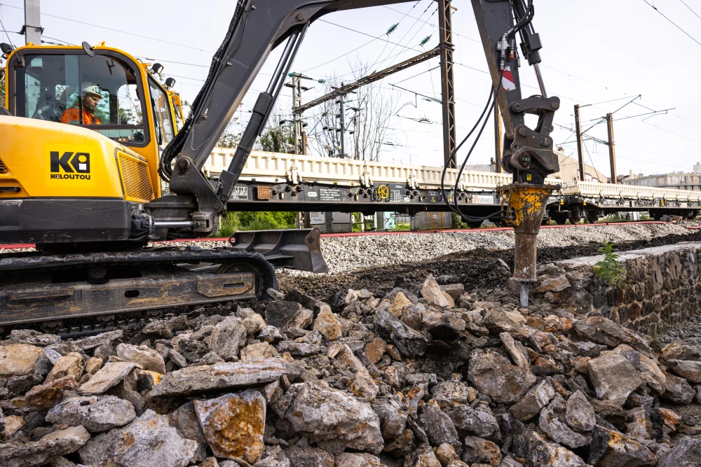 Un engin de chantier élargie la zone pour accueillir les voies du CDG Express
