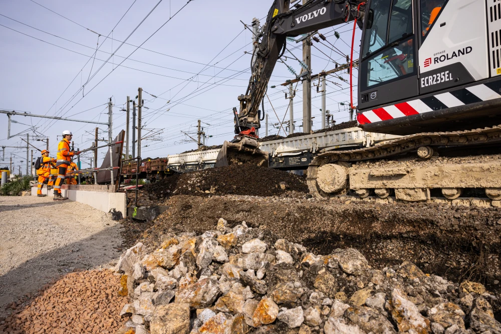 Un engin de chantier prépare le terrain pour accueillir les voies du CDG Express
