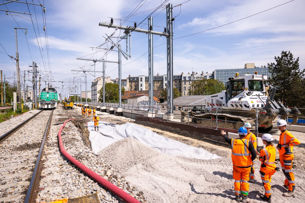 Les compagnons travaillent sur le terrassement de la zone