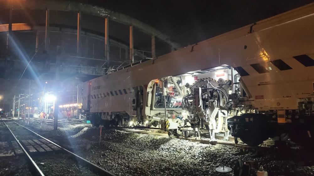 Travaux de nuit et pose du ballast par une ballasteuse