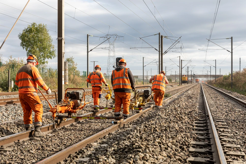 CDG Express - Ouvriers travaillant sur les voies à proximité de Mitry-Mory