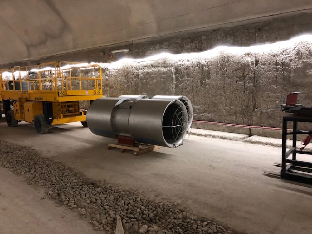Sous les pistes de l'aéroport Paris-Charles de Gaulle, les travaux se poursuivent avec la pose d'accélérateurs qui permettront la bonne ventilation du tunnel