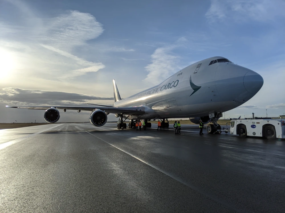 Vue d'un avion-cargo sur les pistes de l'aéroport Paris-Charles de Gaulle
