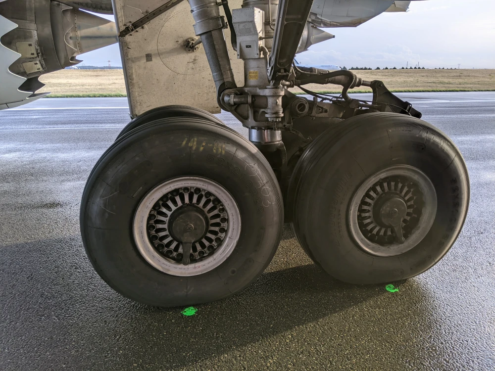 Vue des pneus d'un avion-cargo sur les pistes de l'aéroport Paris-Charles de Gaulle