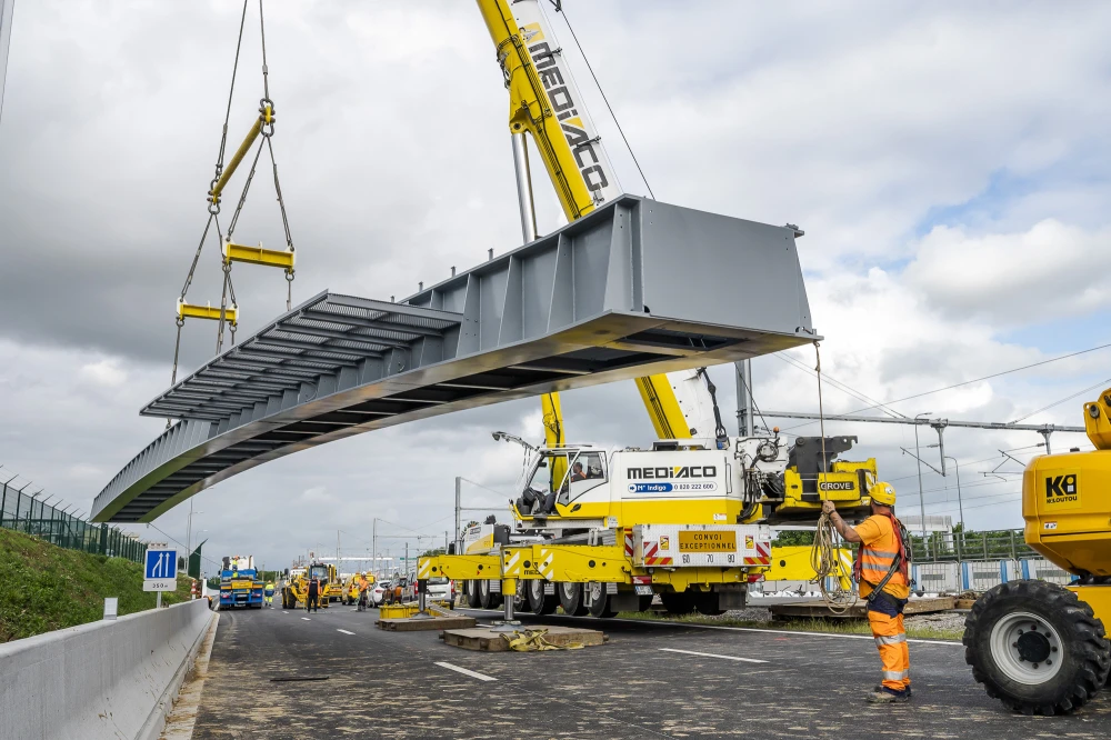 CDG Express - Grutage d'une passerelle de maintenance - Juin 2021