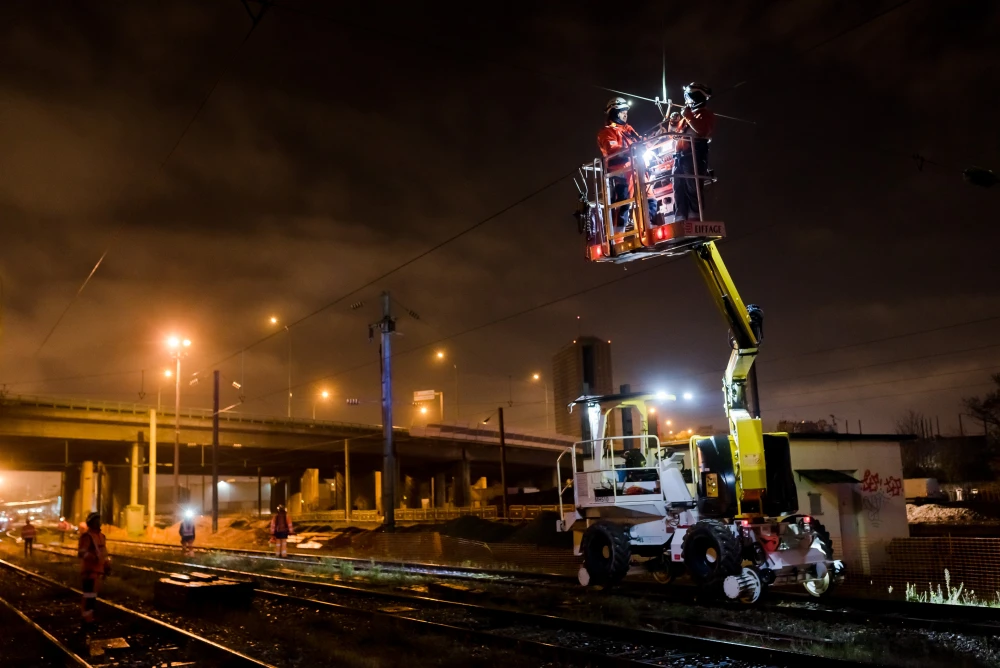 Opérations de maintenance des caténaires dans la nuit