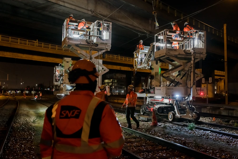Opérations de maintenance des caténaires dans la nuit