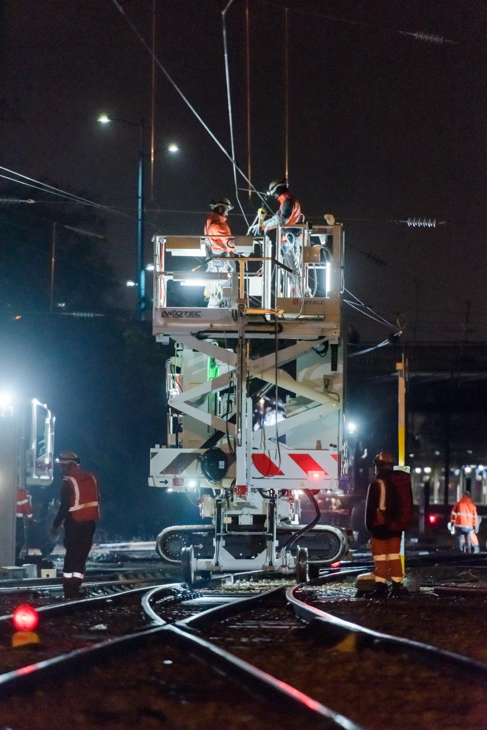Opérations de maintenance des caténaires dans la nuit