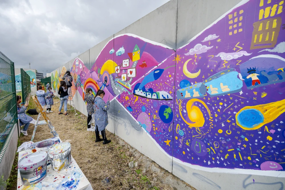 CDG Express - Les enfants de l'école Niki de Saint Phalle transforment un mur acoustique en fresque géante