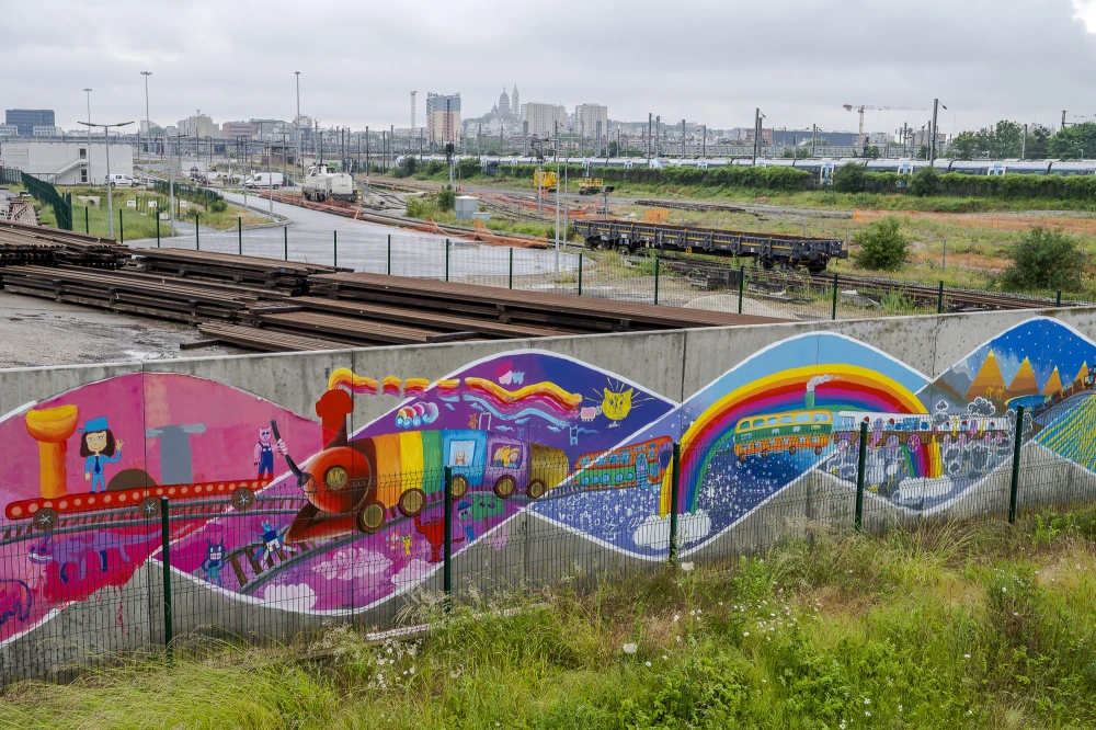 Vue élargie de la fresque produite par les enfants du groupe scolaire Niki de Saint Phalle
