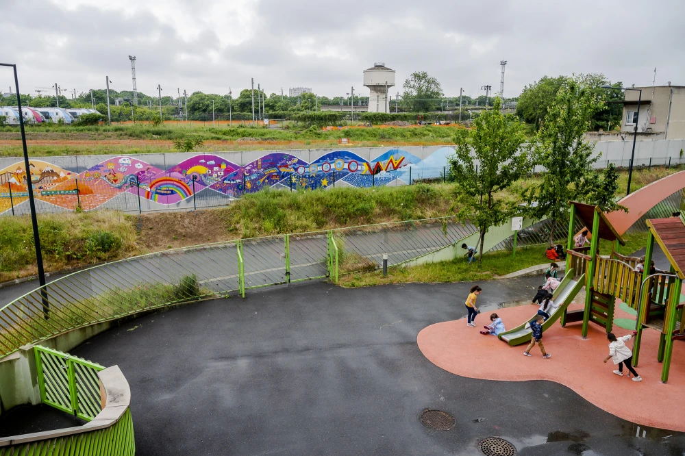 Vue de la fresque produite par les enfants du groupe scolaire Niki de Saint Phalle