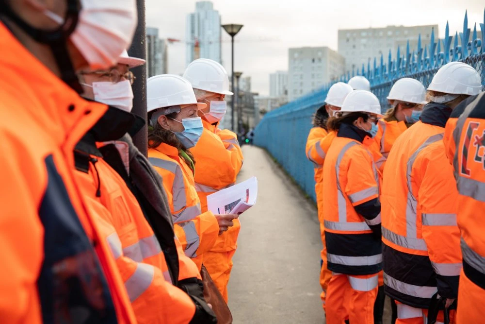 Visite des administrateurs du chantier au-dessus de la gare de Paris-Est